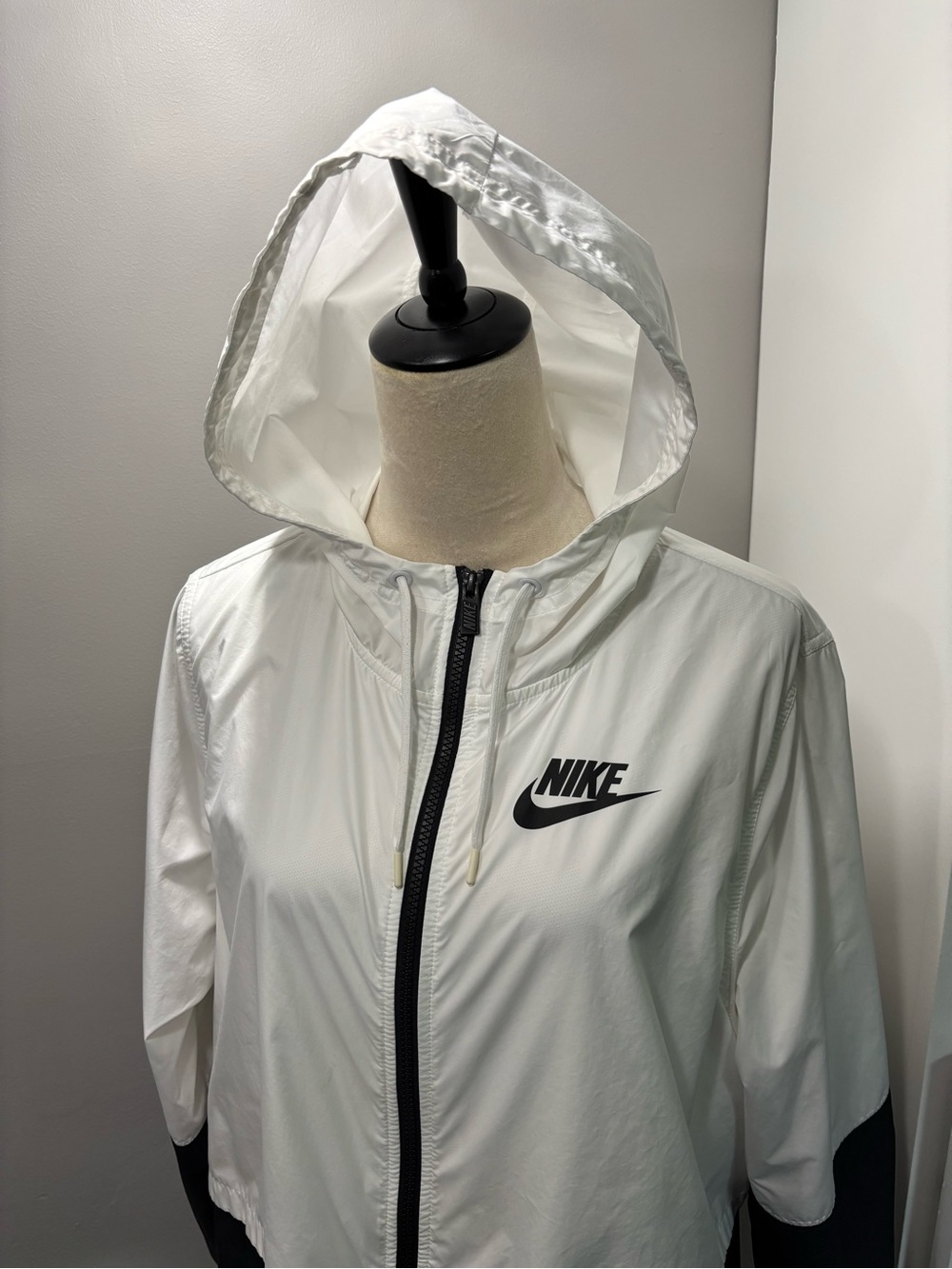 Nike Women’s White and Black Hooded Utility Jacket - Picture 3 of 9